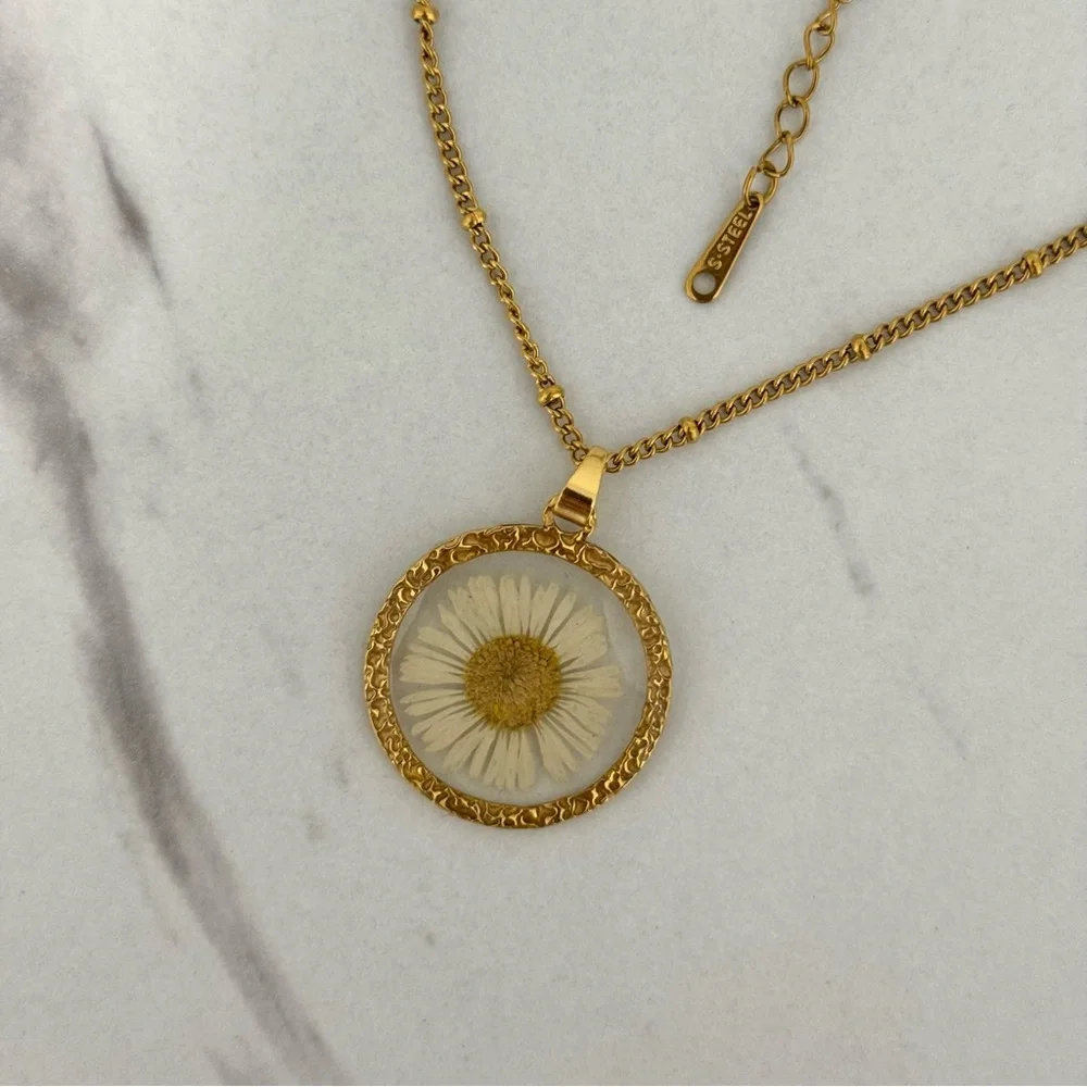 Retro Gold Vintage inspired Women’s‎ Y2K Floral Pendant Necklace - Picture 4 of 4